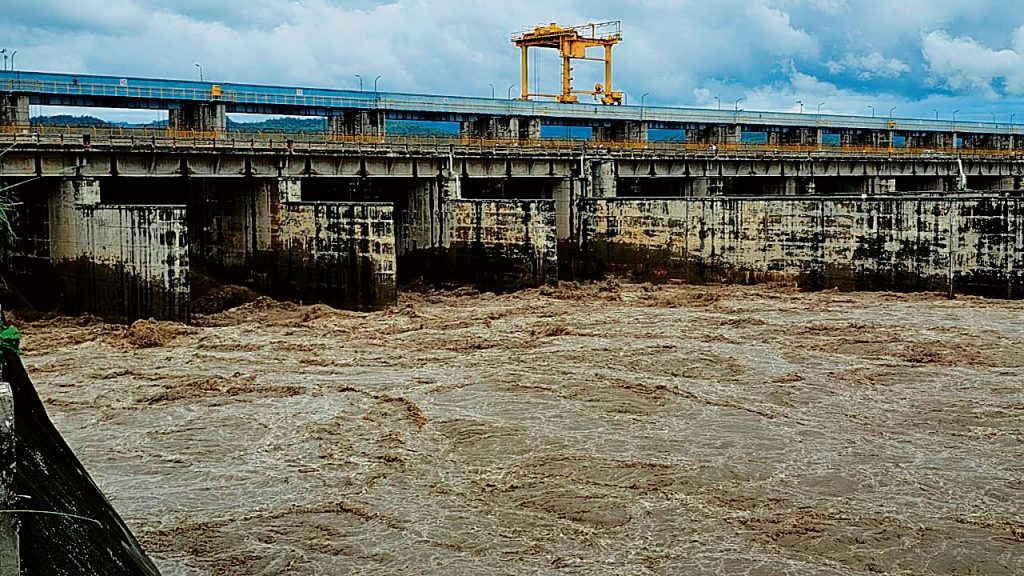 यमुनानगर के हथिनी कुंड बैराज से छोड़ा गया 3 लाख 59000 क्यूसेक पानी। -हप्र