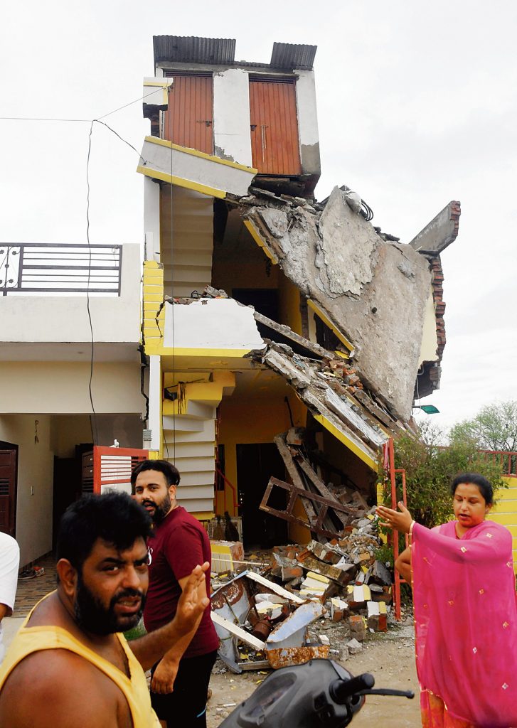 खरड़ के पंचवटी एनक्लेव में भारी बारिश के दौरान गिरे घर को दिखाते लोग। -ट्रिब्यून फोटो