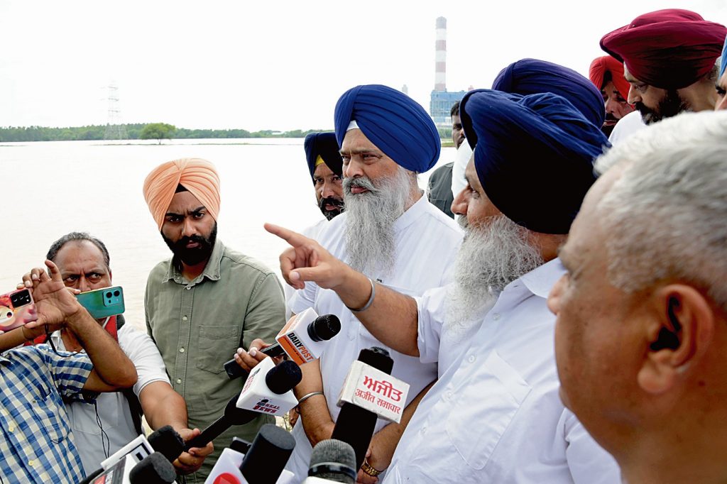 राजपुरा थर्मल पावर प्लांट के नजदीक मौके का जायजा लेने के बाद पत्रकारों से बात करते सरदार सुखबीर बादल व अन्य नेता। -निस