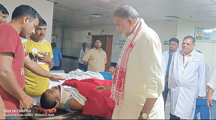 घायल कांवड़िये से बात करते पूर्व शिक्षा मंत्री प्रो. रामबिलास शर्मा। -हप्र