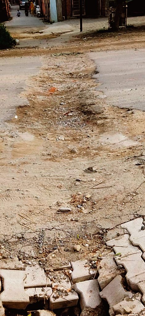 जगाधरी में बीकेडी रोड की उखाड़ी सड़क। -निस