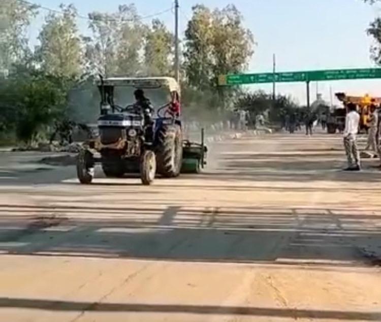नरवाना : दातासिंह वाला-खनौरी बॉर्डर पर हरियाणा की तरफ रास्ता खोलने के दौरान रास्ते को दरूस्त करता एक वाहन ।