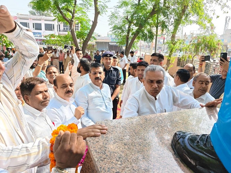 फतेहाबाद में डॉ. भीमराव अंबेडकर को पुष्पांजलि अर्पित करते हुए मंत्री कृष्ण बेदी और अन्य भाजपा नेता