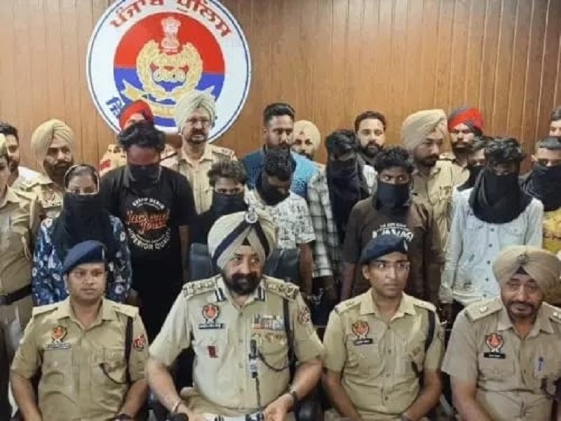 पकड़े गए आरोपियों के बारे में जानकारी देते हुए डीआईजी मनदीप सिंह सिद्धू।