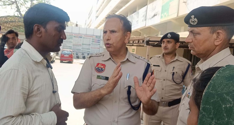 राजकीय रेलवे पुलिस फरीदाबाद के डीएसपी राजेश चेची परिजनों से जानकारी लेते हुए।