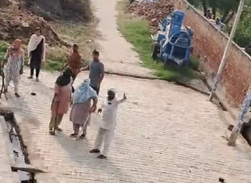 गांव फुलियां कलां गुटों के बीच झगड़े में डंडे लिए लोग